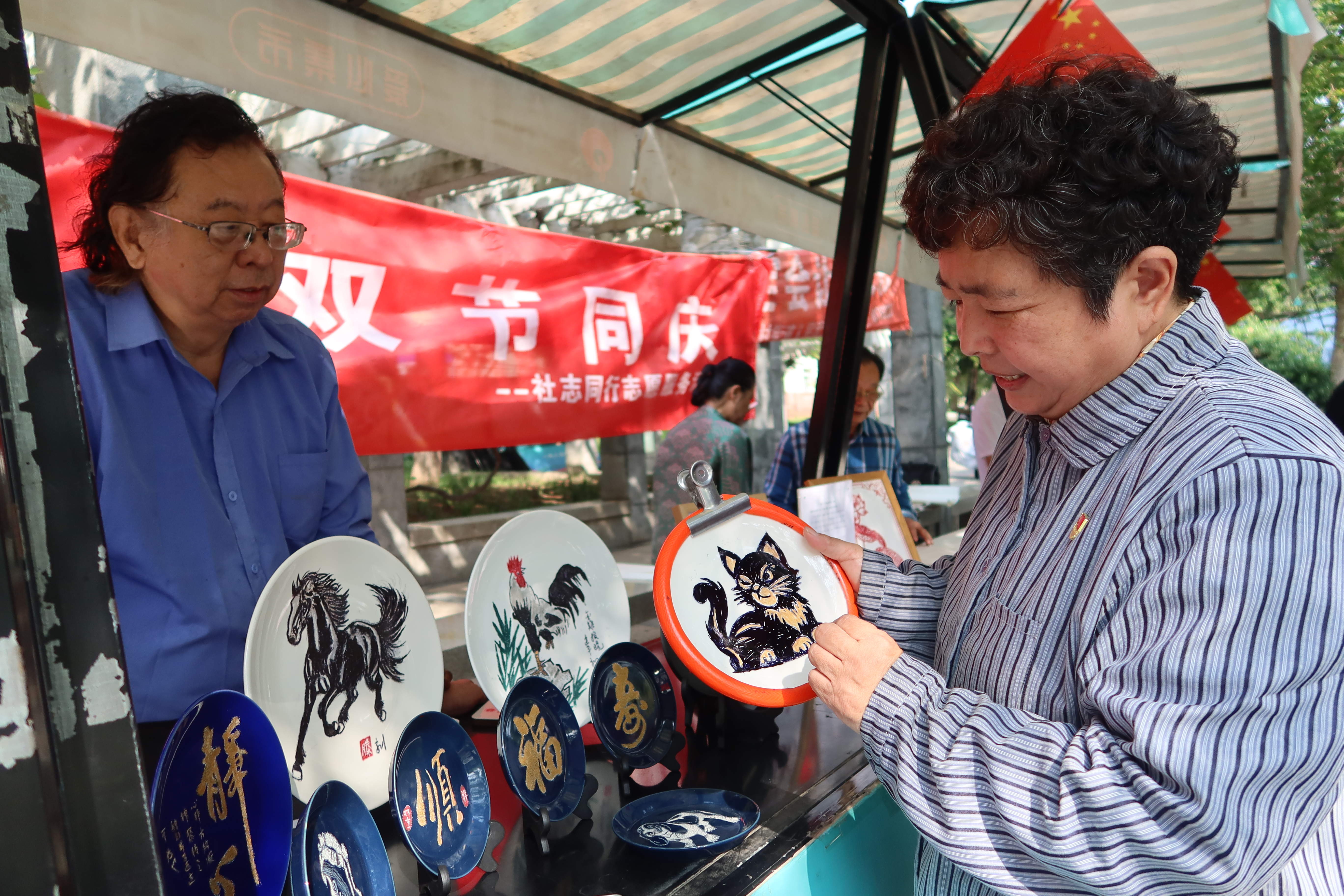 融媒·画像丨一件红马甲，赓续米奶奶的“薪火”——长大后，我就成了“你”