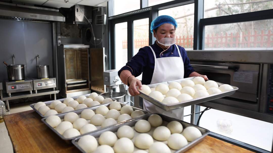 “政府端菜”变“企业点单”，“助企餐车”开进商务楼宇