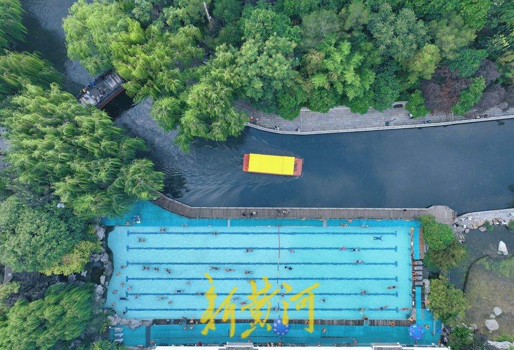 双节假期济南泉水浴场人气足