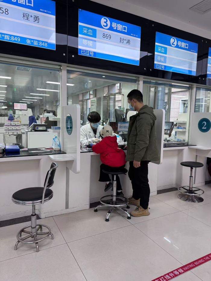 女儿过完5岁生日查出横纹肌肉瘤，川籍父亲在济南街头售卖“爱心芦花鸡”