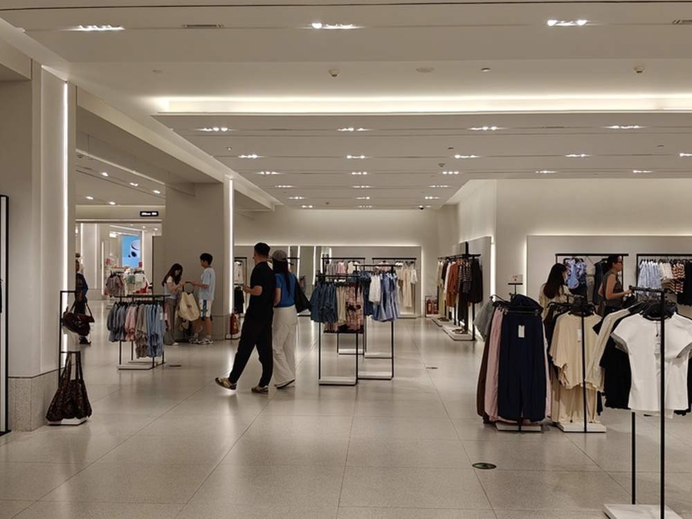 ZARA阔腿裤安全性引争议，记者走访济南门店：店员称采用欧美码裤长偏长