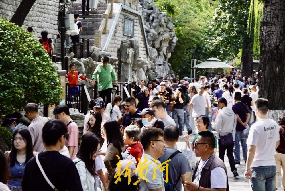 泉城迎金秋旅游高峰，黑虎泉畔游客扎堆赏泉品泉