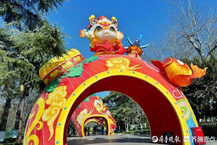“蛇宝”迎春 虎狮送瑞，“恭贺新禧”灯组亮相大明湖