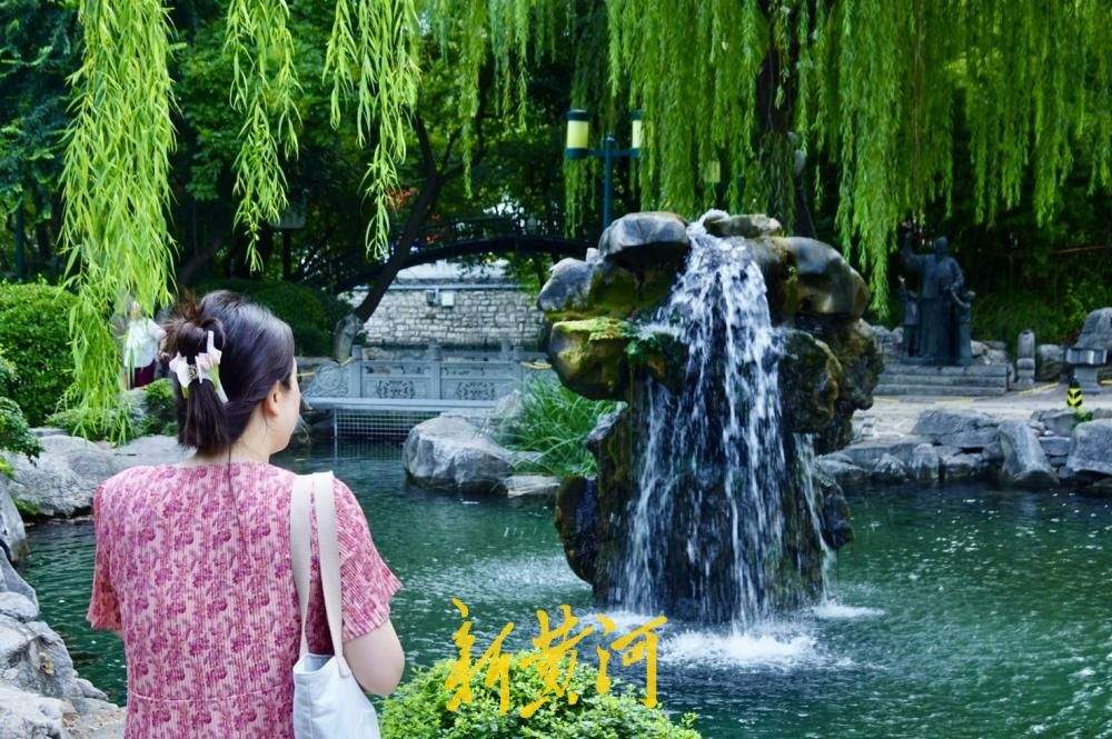 月牙泉复涌满一年，泉城“月牙飞瀑”胜景持续在线