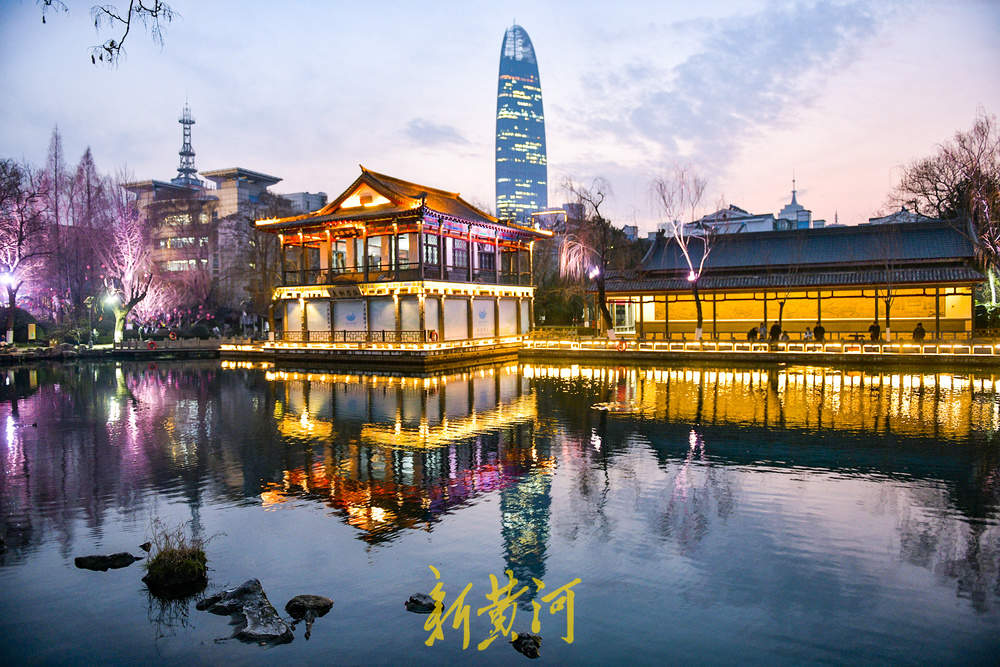 半池楼阁半池天 泉水映照泉城浪漫风景