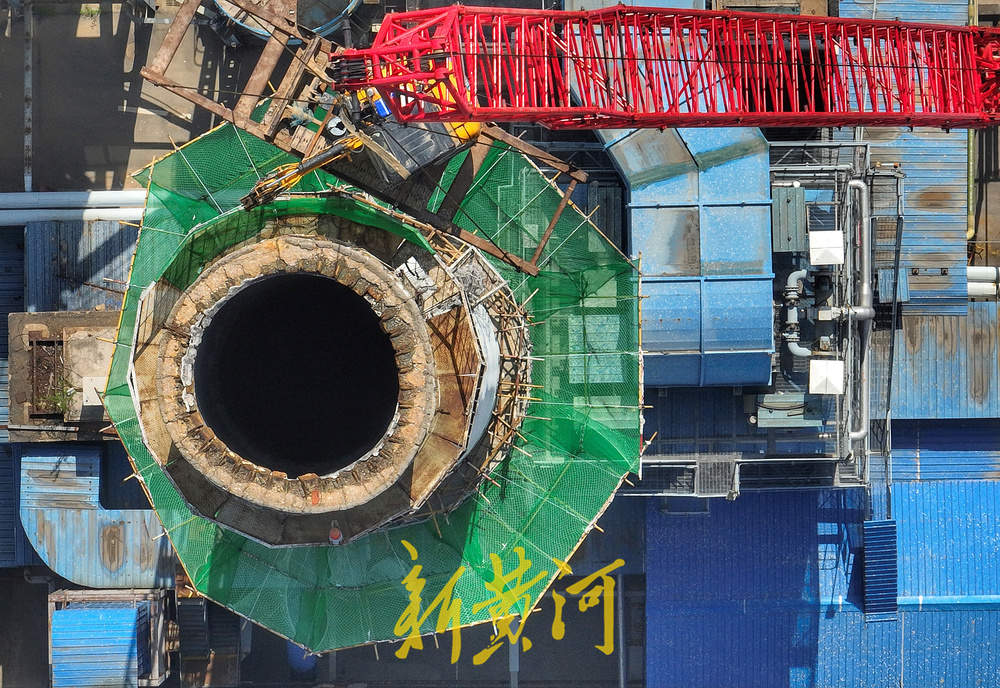 服务近40年的济南明湖热电厂正式关停，100米高烟囱实施机械拆除