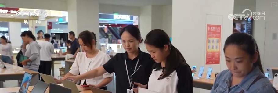 手机、笔记本电脑、智能学习平板……开学在即 电子产品卖场人气旺、销售热
