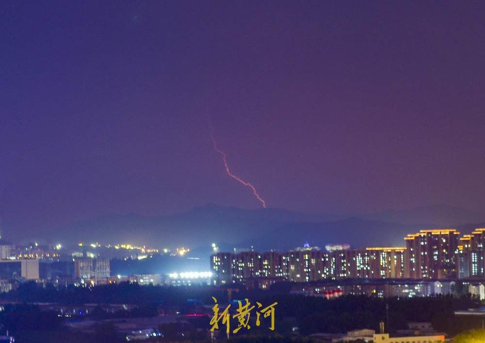 闪电当空劈下，震撼似科幻大片！昨晚的泉城夜空惊艳了