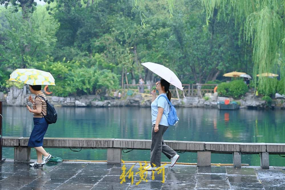 雨丝缠绵中漫游五龙潭，温婉似江南
