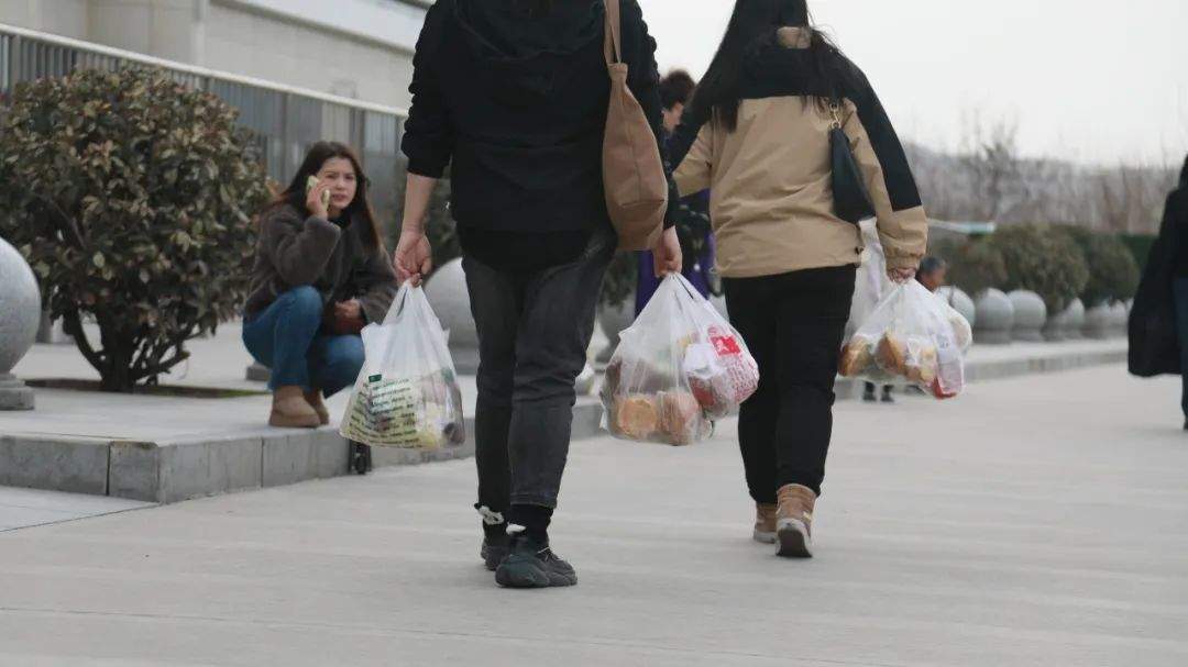 高铁站又现神秘打包盒，麻辣烫稳居“带货”榜首
