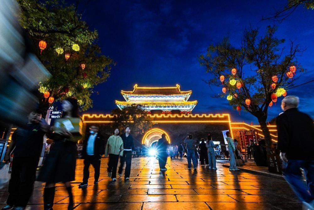 灯火映长假 夜游释放假期经济新潜力