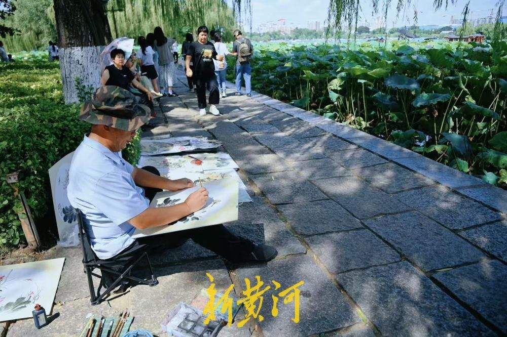 大明湖畔现场画荷，把荷塘画进画里