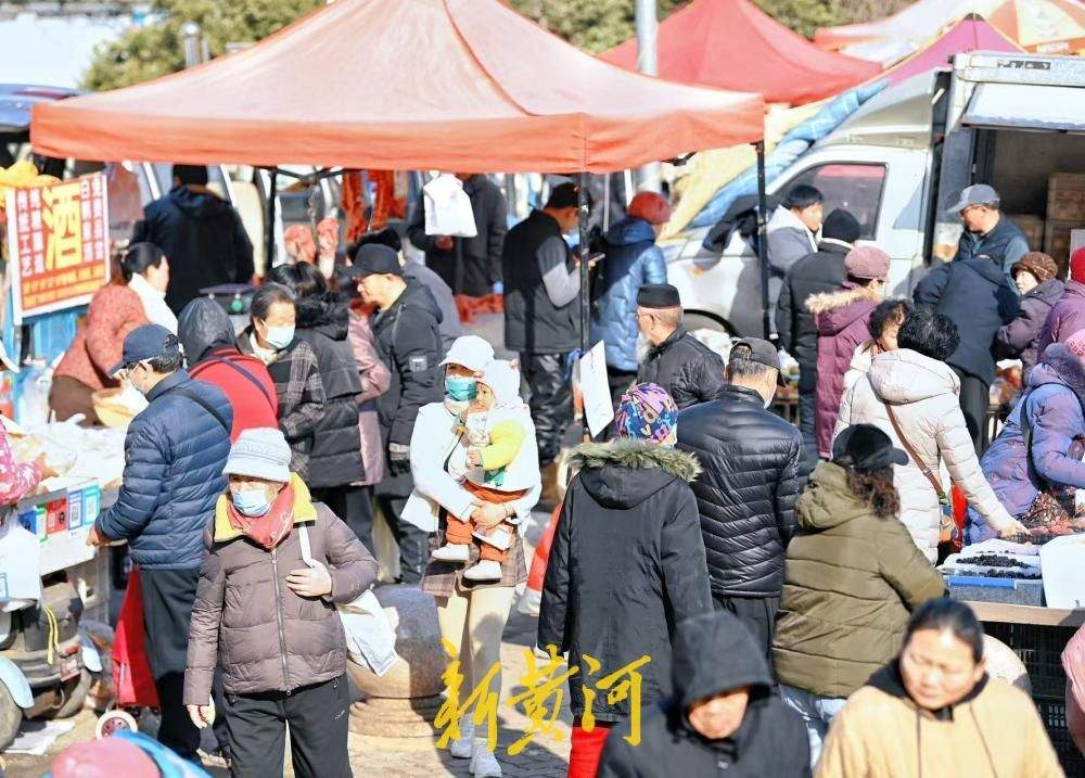 市区年集热闹非凡 放寒假的小朋友感受浓厚年味