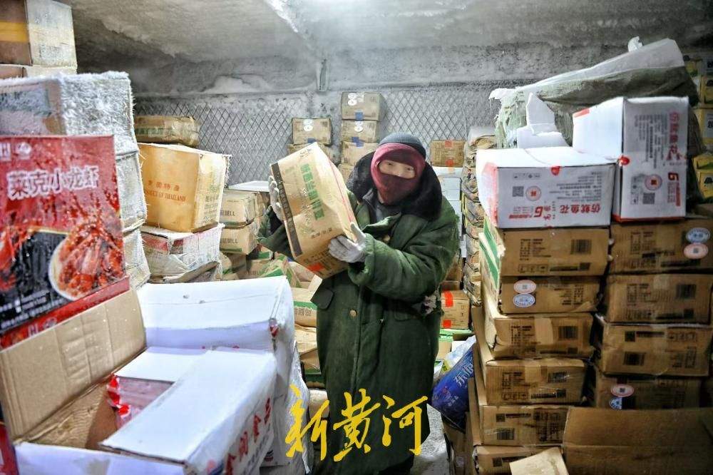 温差近60℃！济南冷库工人凿冰除霜，每日短袖棉大衣来回切换
