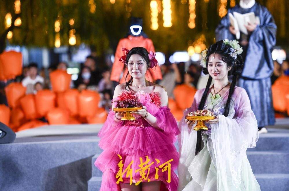 济南：中秋拜月大典融入科技元素 智能机器人穿汉服拜月