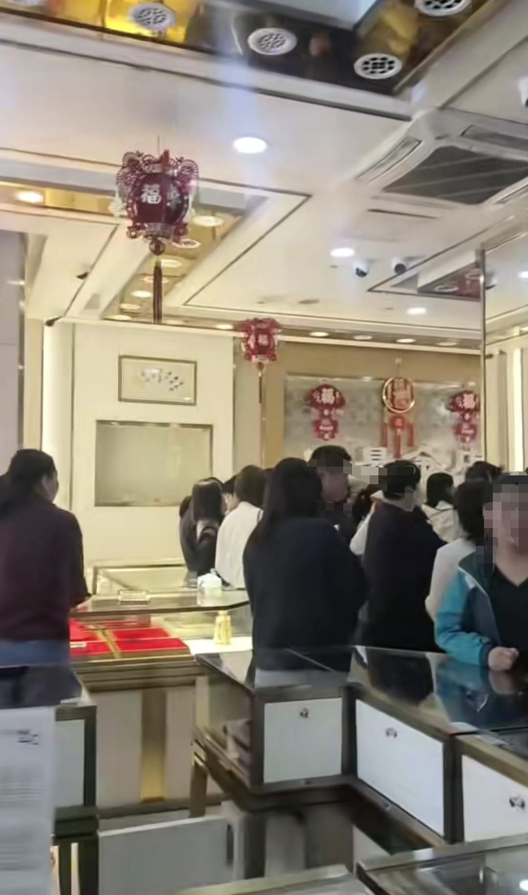 平顶山一金店被搬空只剩架子，多人在店铺寄存黄金，老板失联疑似跑路，当地：警方已立案