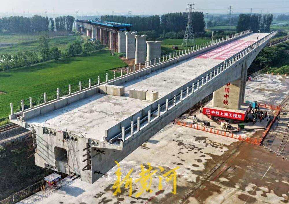 潍宿高铁全线首个上跨铁路T构梁成功转体