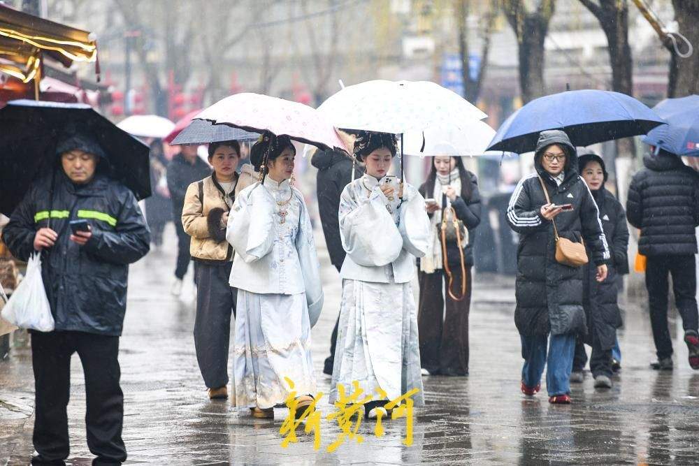 济南春雨润古巷 老城漫步别有韵味