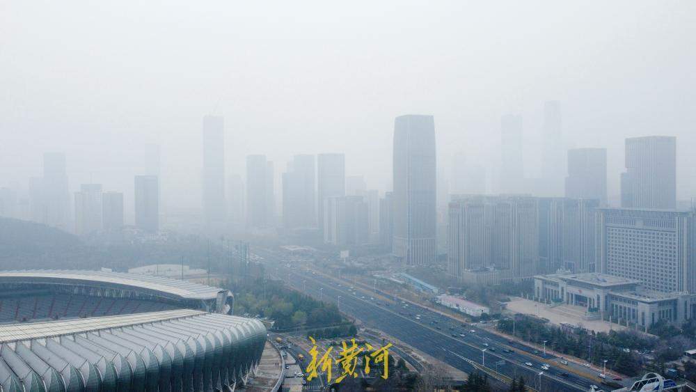 济南大雾持续锁城 高楼隐现云端