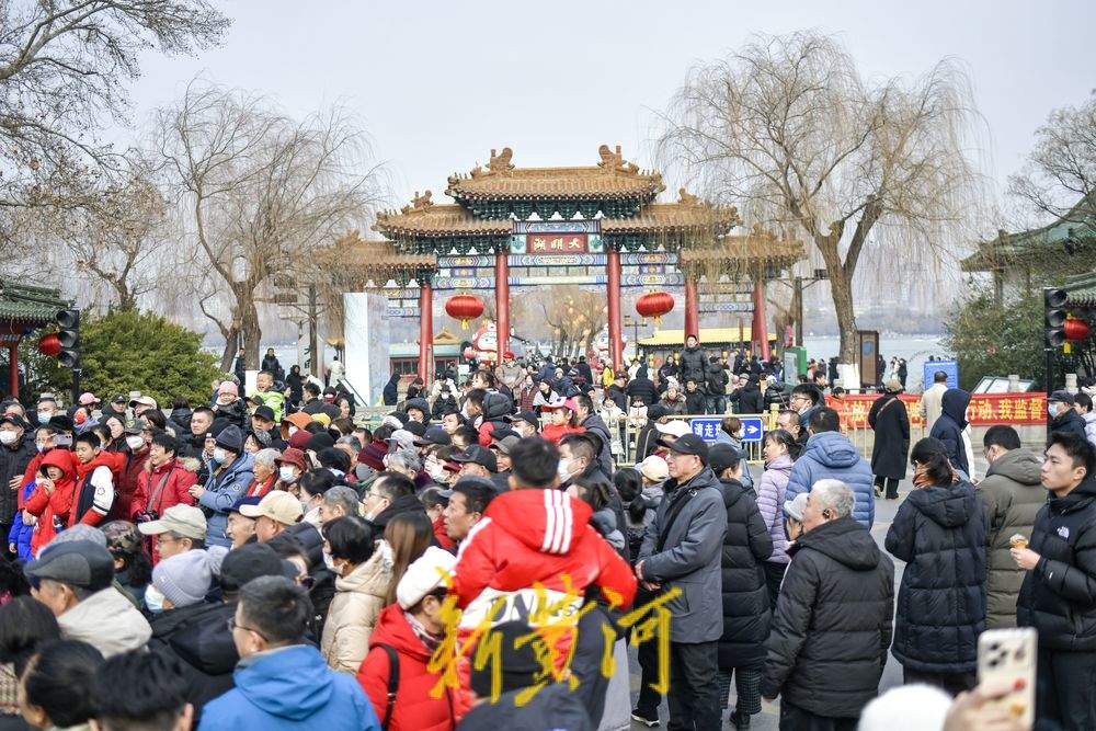 “泉”在济南过大年｜明湖市集成春节旅游新热点，周边居民敲锣打鼓献艺助兴