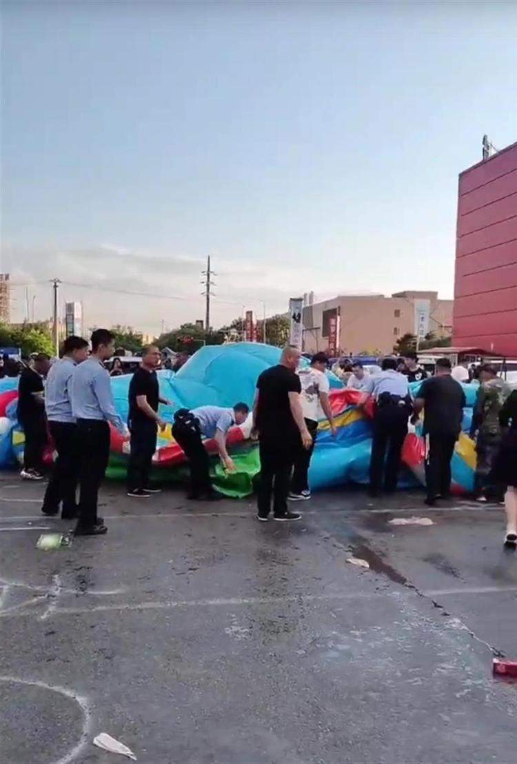 辽阳一充气城堡被风吹翻致8名儿童受伤
