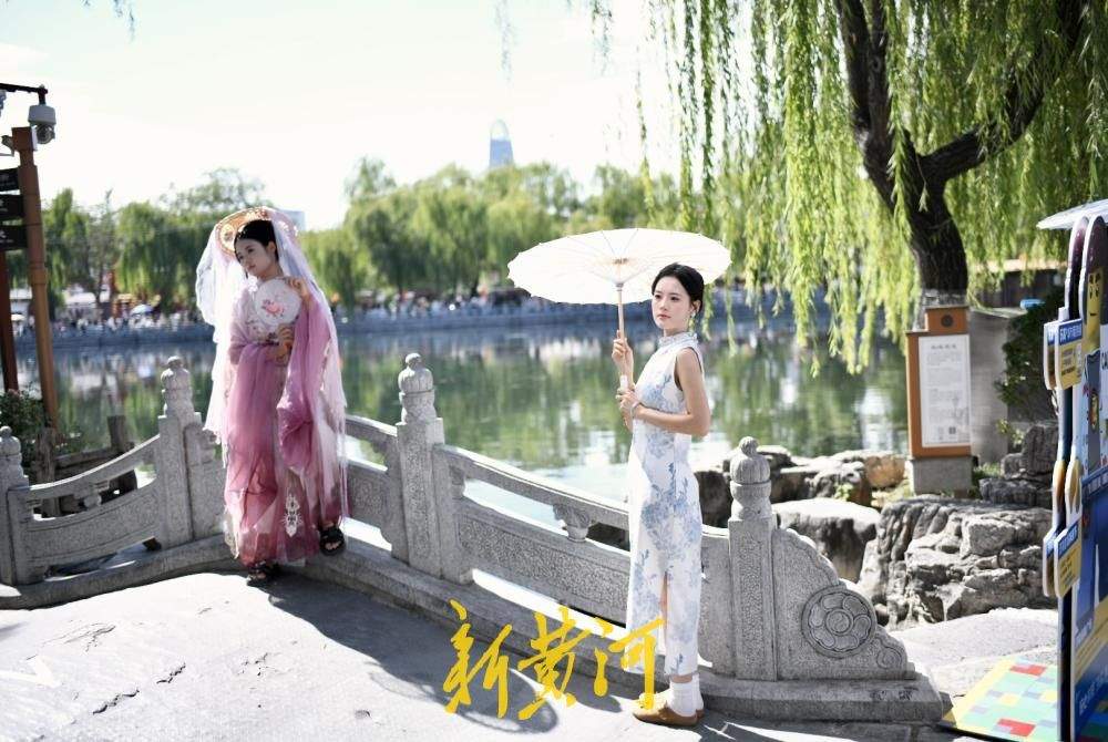 市民游客在济南明府城沉浸式打卡，汉服妆造与泉水老街巷成最美背景