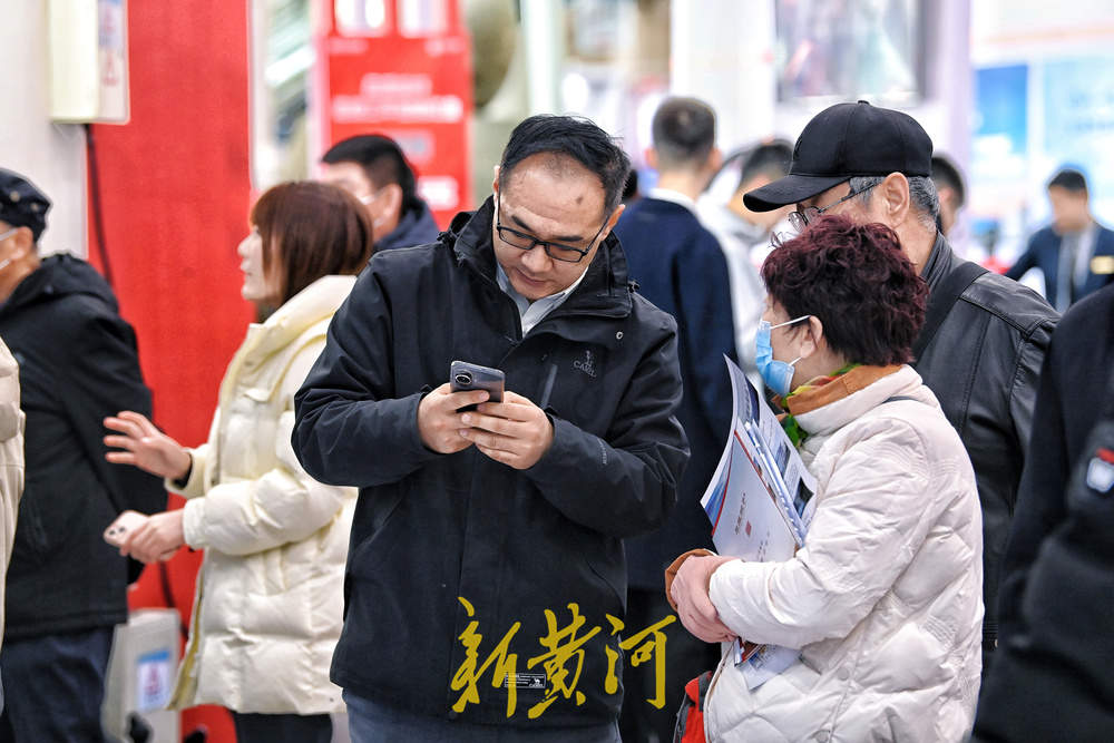 济南春季房展会今日开幕，有市民早上9点就携家带口来看房
