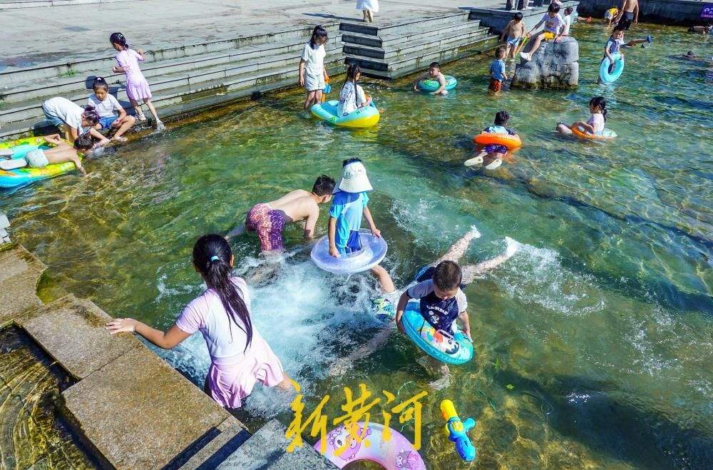 泉水潺潺觅清凉，章丘眼明泉公园上演夏日亲子欢乐图景