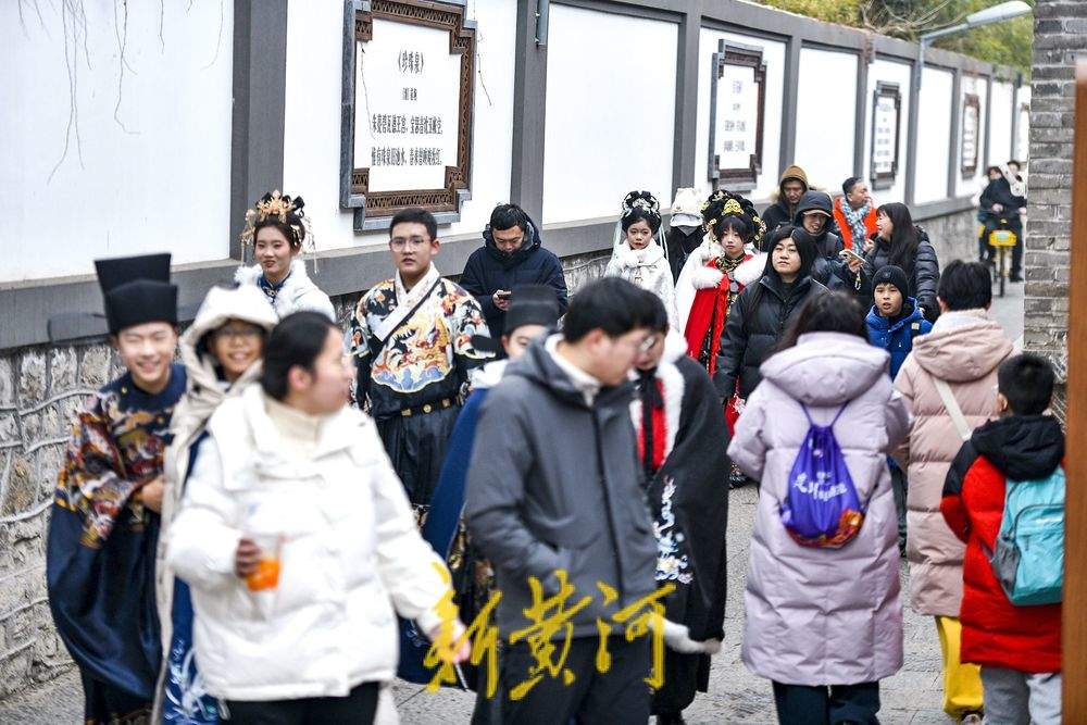 寒假出游大幕开启，泉城景区上演“汉服穿越热”