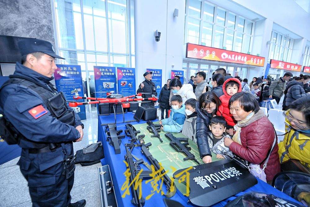 反恐装备展走进省科技馆 家长萌娃沉浸式体验警用装备