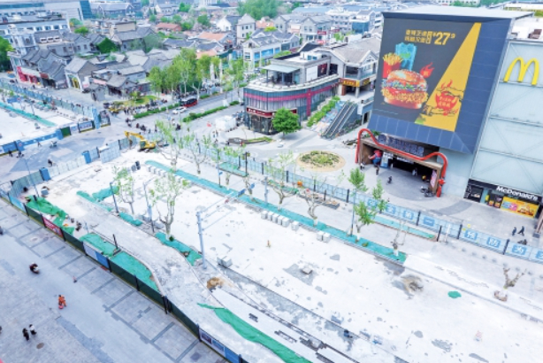 泉城路西段快车道新石板启动铺装