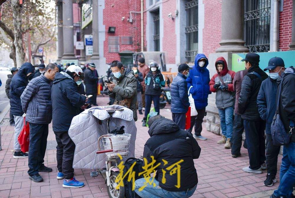 《乙巳年》特种邮票今天首发,济南邮迷排队购买,有人凌晨3点来排队