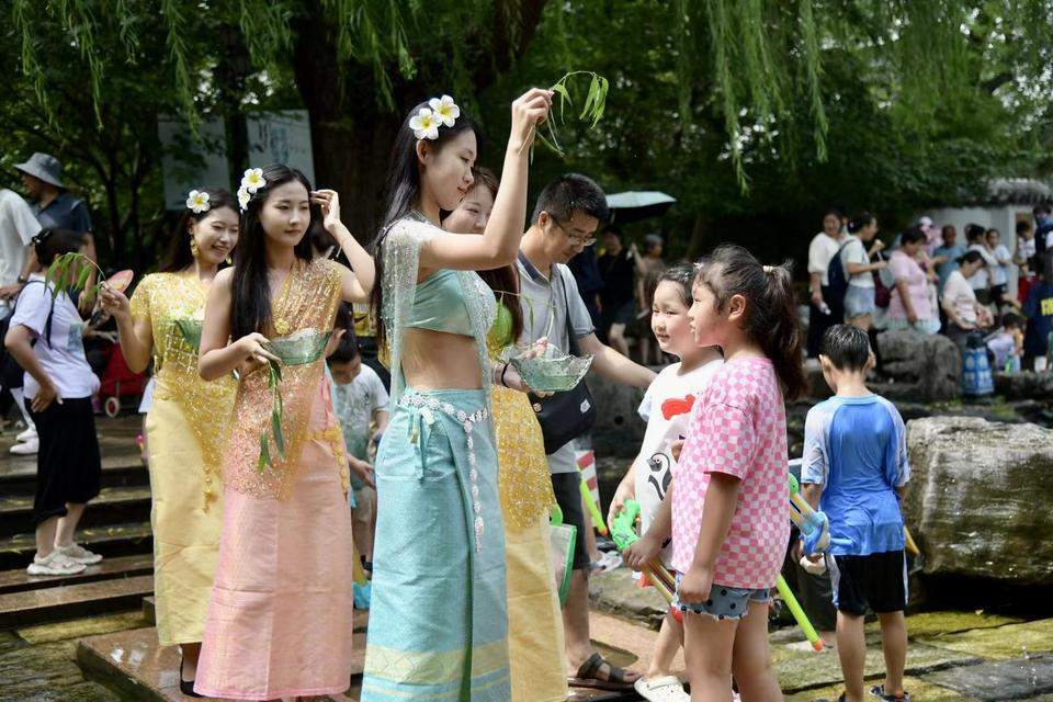 五龙潭暑期亲子狂欢泼水节欢乐举行，孩子们玩水太嗨了