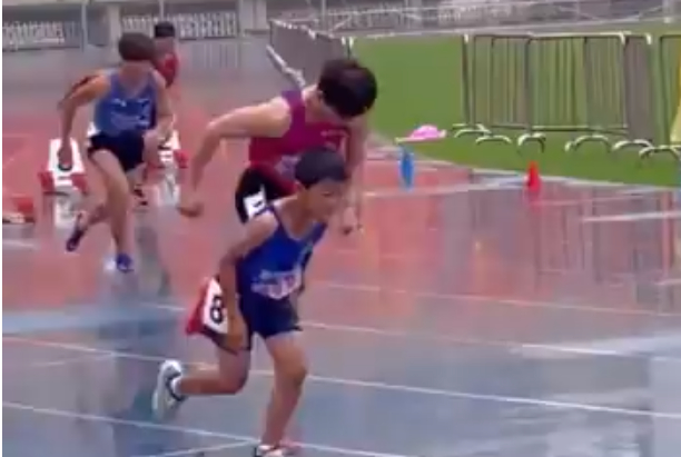 男子400米公开赛惊现小孩哥 原来是妈妈误报比赛