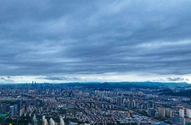 雨后天空一线天 如同天幕拉开