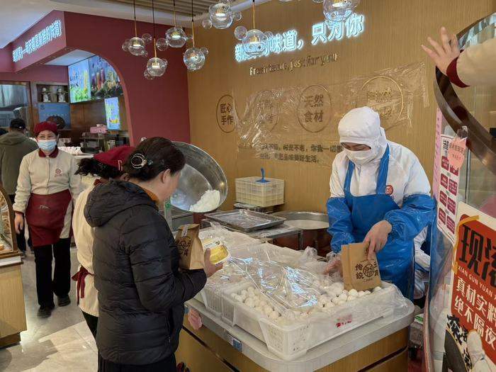元宵节临近,记者探访济南汤圆市场:传统口味与创新产品共存,满足不同年龄段的市民需求