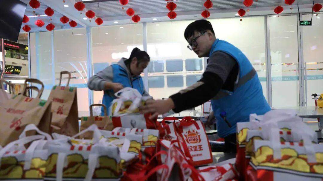 山东这个高铁站，今年送出外卖破百万单！