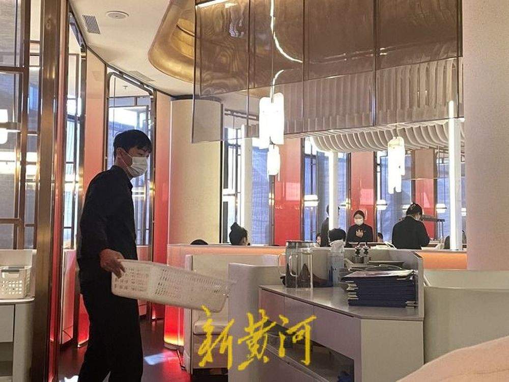 “张兰封号”风波后的麻六记：线下门店直播意外爆火，济南门店直播间当日点赞量超1665万