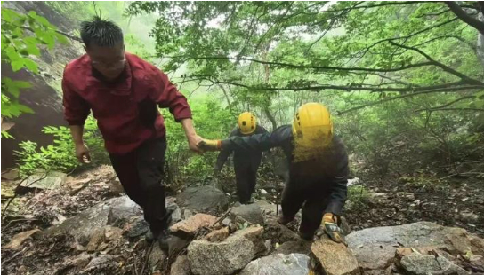 老人迷信“山中听到有人呼喊名字不能应答”，与救援人员反向行走；被困深山超30小时