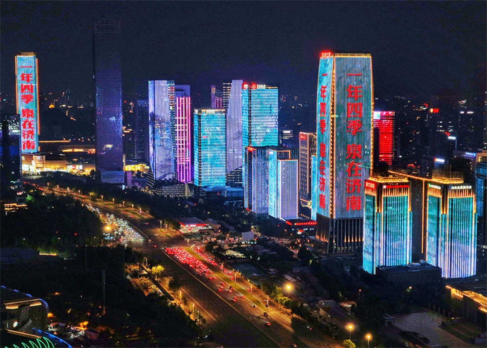 经十路两侧，灯光点亮2025济南国际泉水节