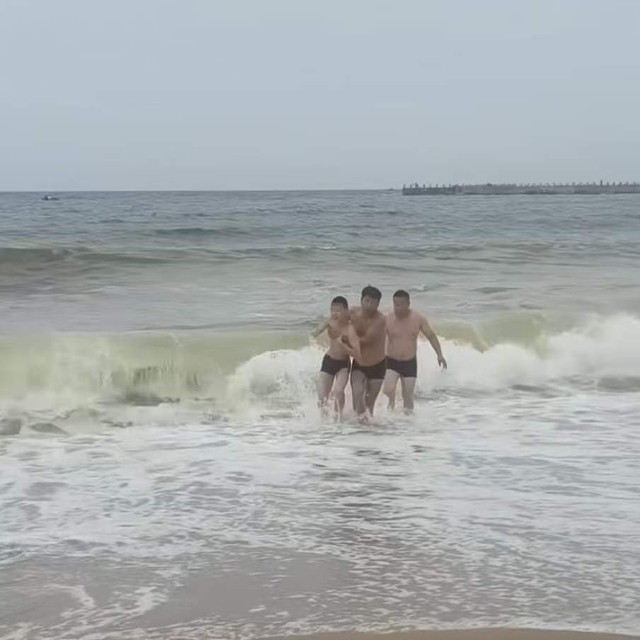 “要谢就谢任贤齐……” 大哥下海救起父子俩后发声!刚刚,任贤齐回应了