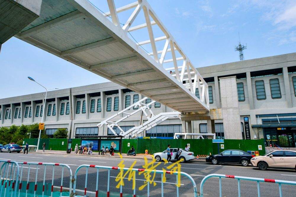 项目强省会｜人行天桥横跨济南飞跃大道 连接轨道交通两座高架车站