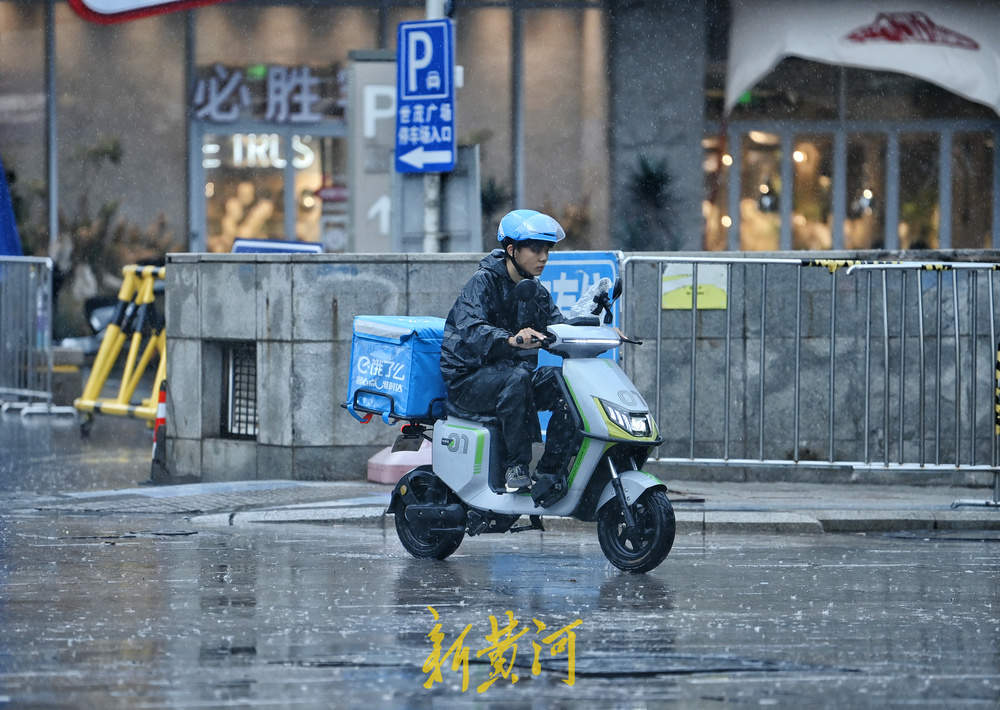 泉城大雨来袭 雨中外卖小哥奔波送餐
