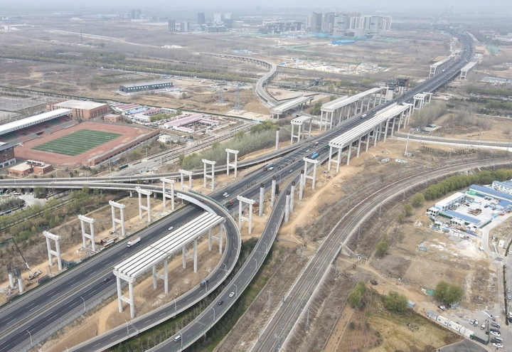 国内首个六改十二车道高速公路改扩建项目有序推进