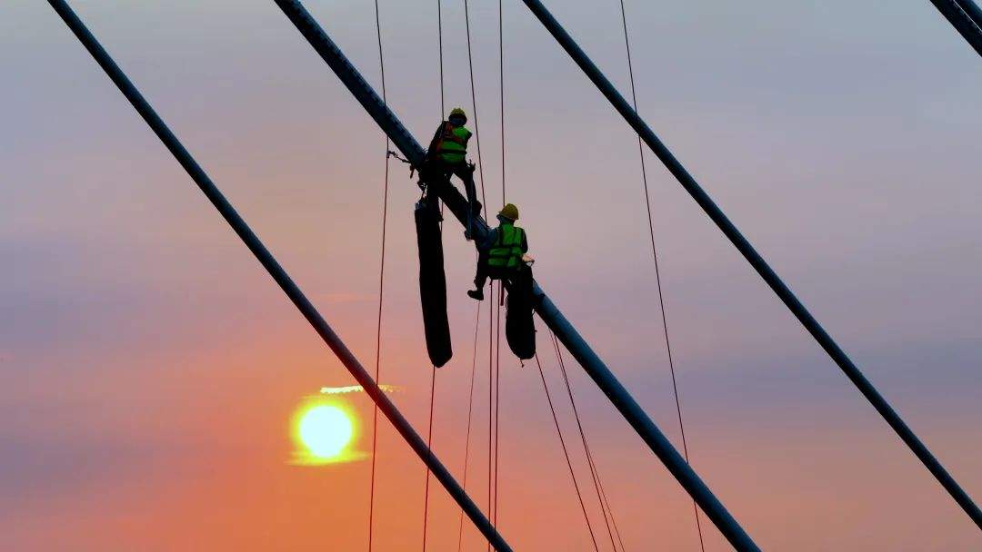 项目强省会｜桥上来了“蜘蛛人” 奏响济南黄河公路大桥奋进曲