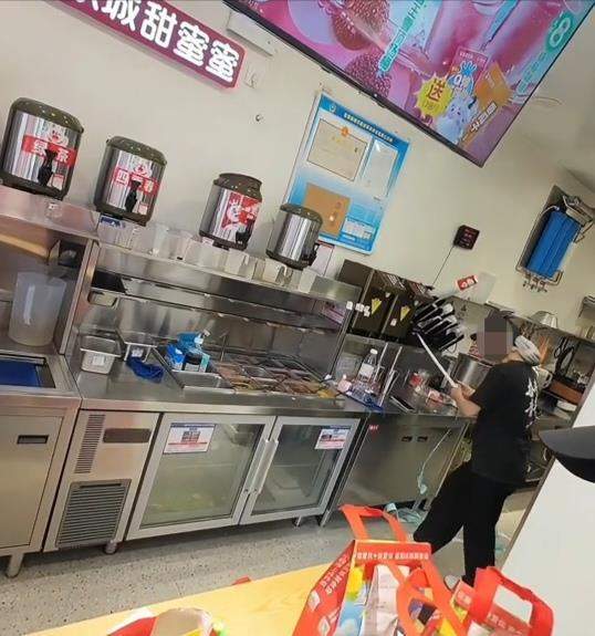 “蜜雪冰城爆单女店员忙到崩溃落泪”,门店负责人回应:她是店长,因和家人吵架情绪不好