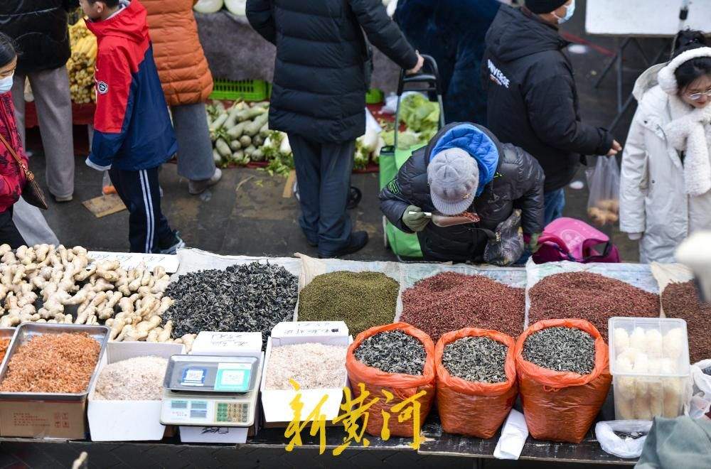 腊月过后年味浓，济南各个年货大集热闹起来