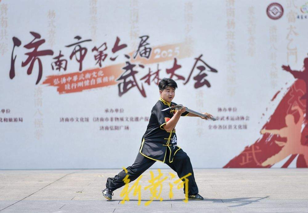 济南市第六届武林大会在弘阳广场举行，12项非遗体育同台显身手