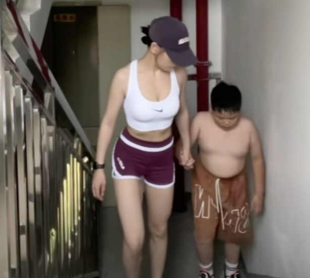 目标20斤！姑姑带10岁侄子爬楼半月瘦5斤 每天爬18层楼