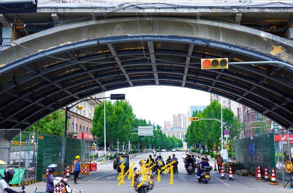 济南纬二路跨铁路天桥桥下加固施工快速推进 钢构骨架初露新颜
